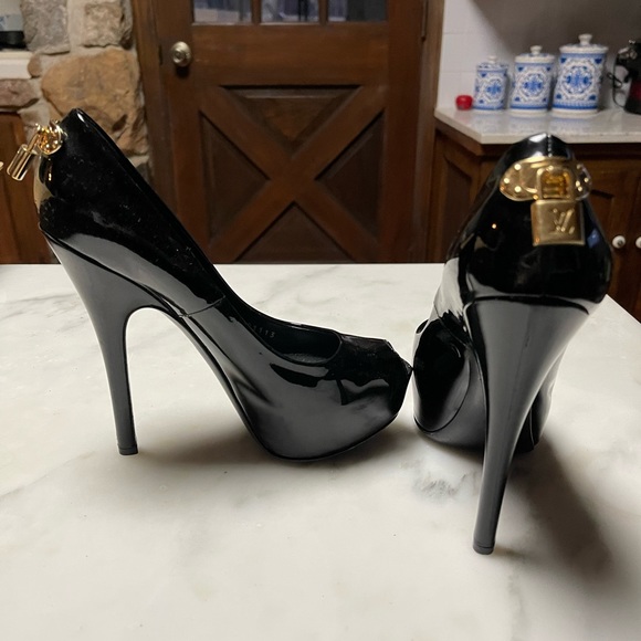 Louis Vuitton black heels. - Picture 4 of 5